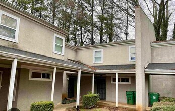 Building Photo - Freshly renovated 3 bedroom condo in Decatur