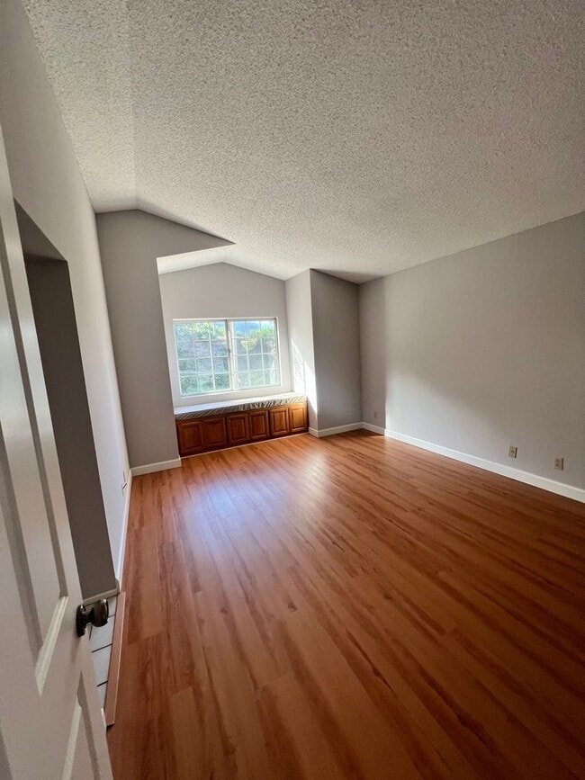 Building Photo - West Ventura - Gorgeous updated three bedroom, 2.5 bath home in Brock Hills