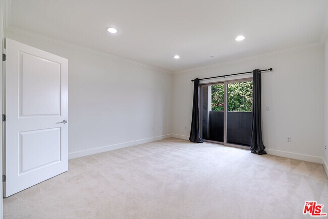 Building Photo - 1409 Armacost Ave