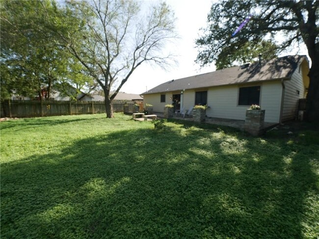 Building Photo - 800 Live Oak Dr