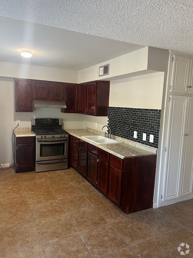 Building Photo - 3 Bedroom 1.5 Bathroom   Cheyenne & Civic ...