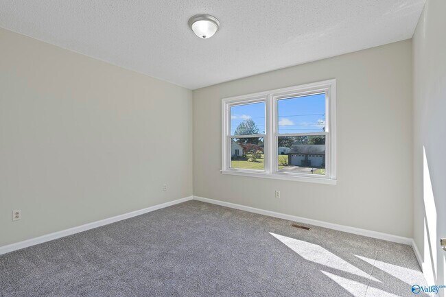 Building Photo - 1927 Edenton Dr SW