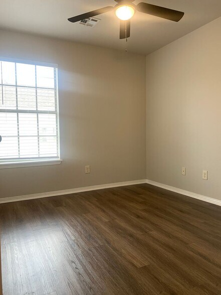 Building Photo - 2670 N Valencia Ave