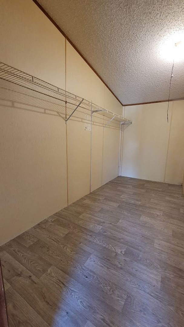 Building Photo - Huge 4 bedroom 2 bath home in a great family neighborhood.
