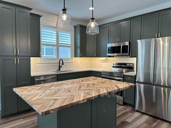 Building Photo - 210 7th St