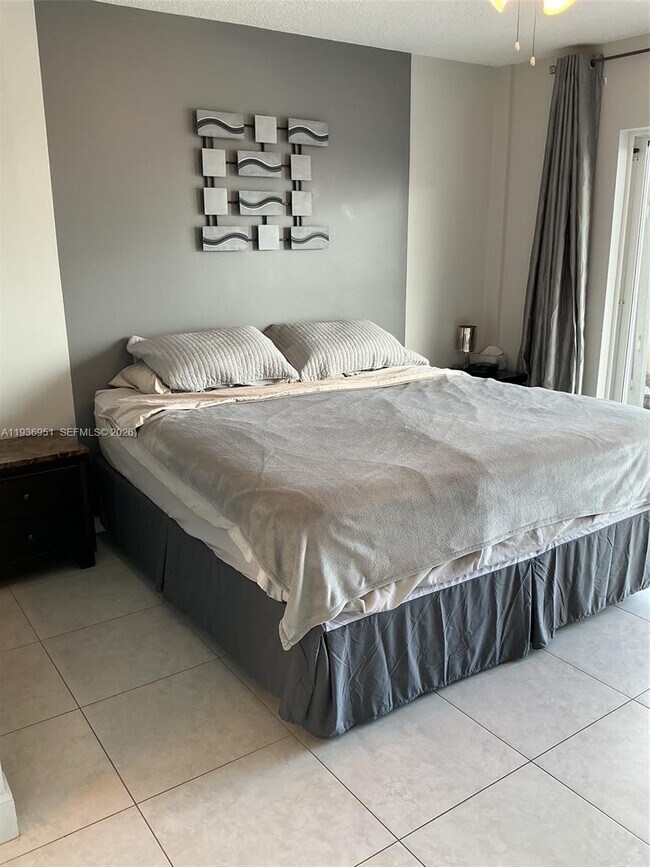 Building Photo - 400 Golden Isles Dr