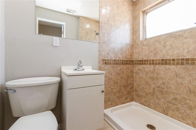 Building Photo - 3208 Primrose Dr