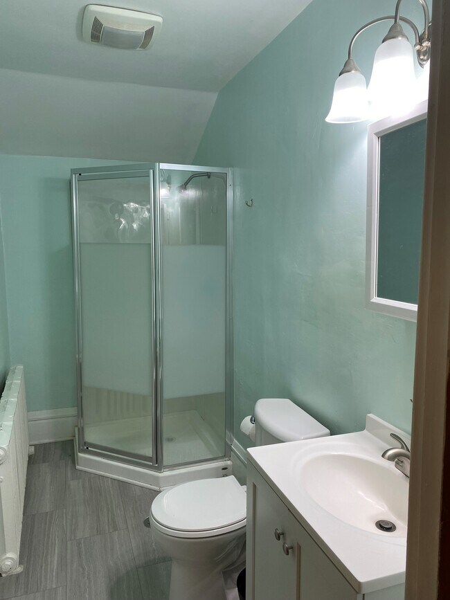Bathroom - 100 Oxford St N