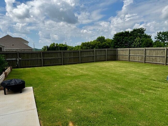 Building Photo - FENCED YARD, PRE-LEASE NOW!