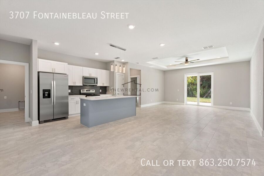 Building Photo - 3707 Fontainebleau St