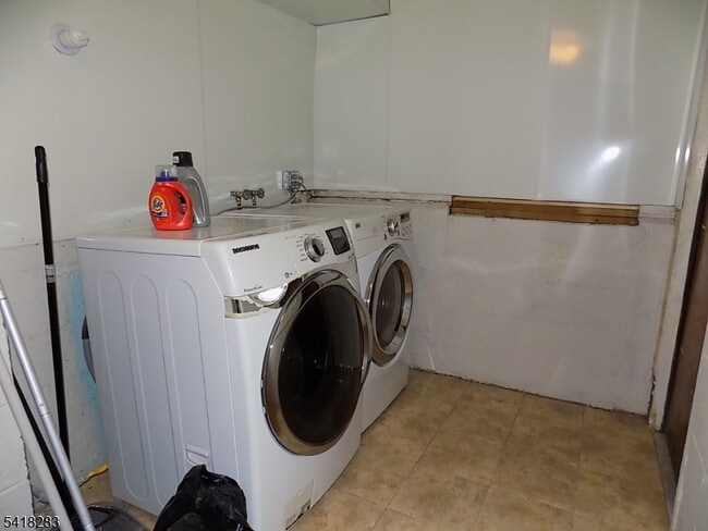 Building Photo - 18 Mandeville Ave