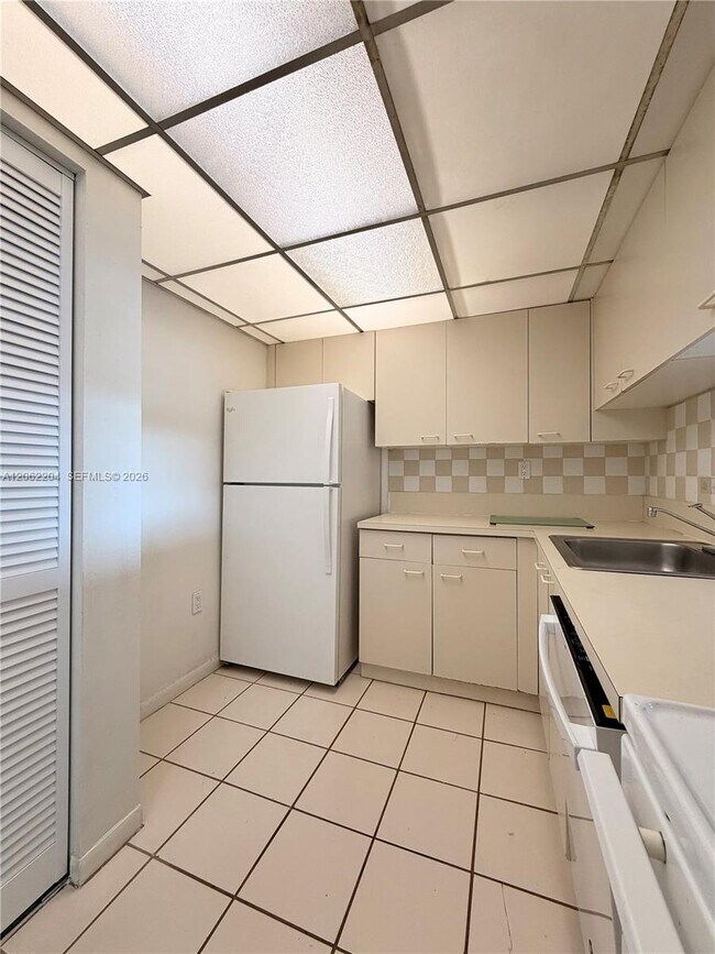 Building Photo - 10431 N Kendall Dr