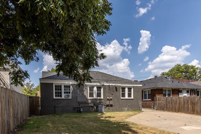 Building Photo - 2 Bedroom 1 bath