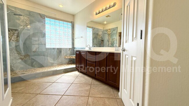 Building Photo - 2131 E Yellowstone Pl