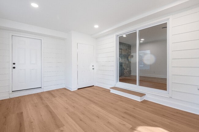 Building Photo - 211 Della Ln