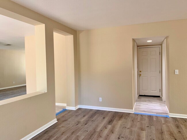 Building Photo - 4 Bedroom Home in Hollister  - No App Fee