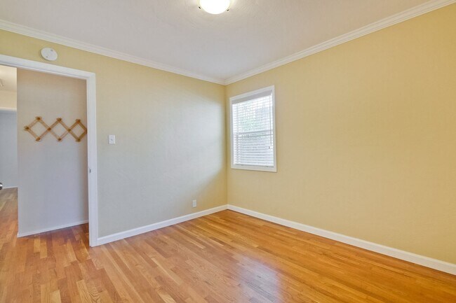 Building Photo - Awesome Home Located in a Quiet Tree Line ...
