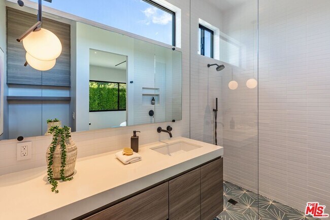 Building Photo - 9455 Eden Dr