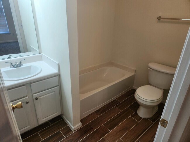 Building Photo - 2547 Walden Lake Dr