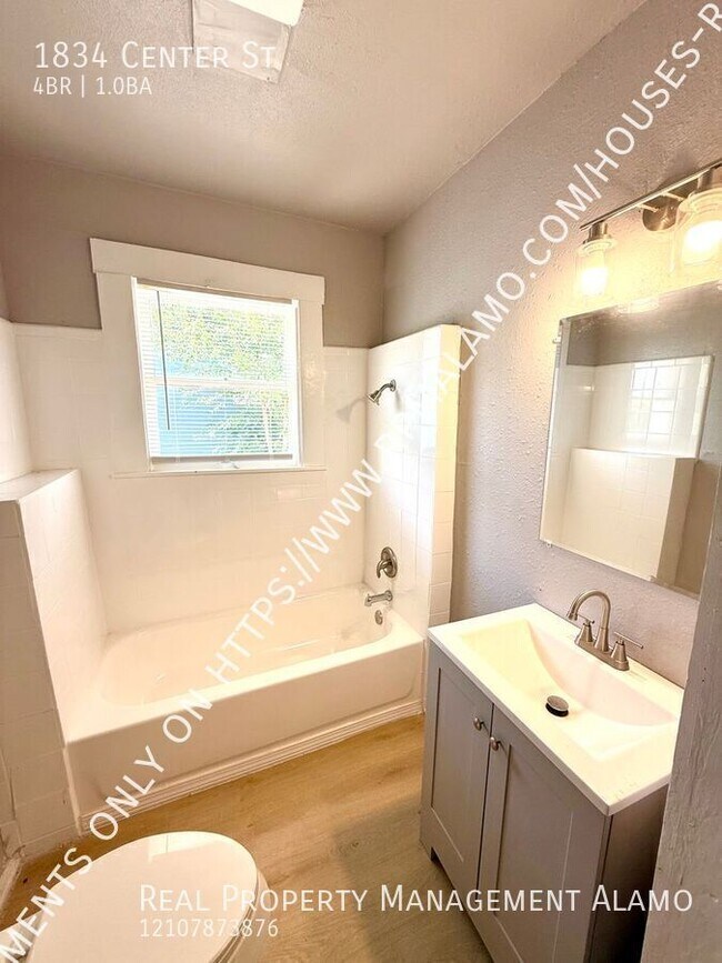 Building Photo - 1834 Center St