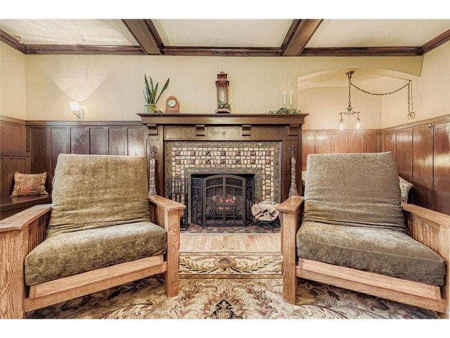 Building Photo - 2219 Pillsbury Ave