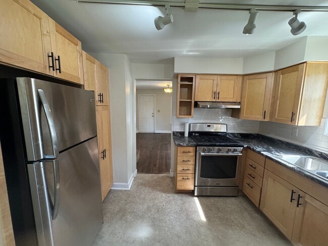 Building Photo - Gorgeous 3 Bedroom UPDATED Single Family Home