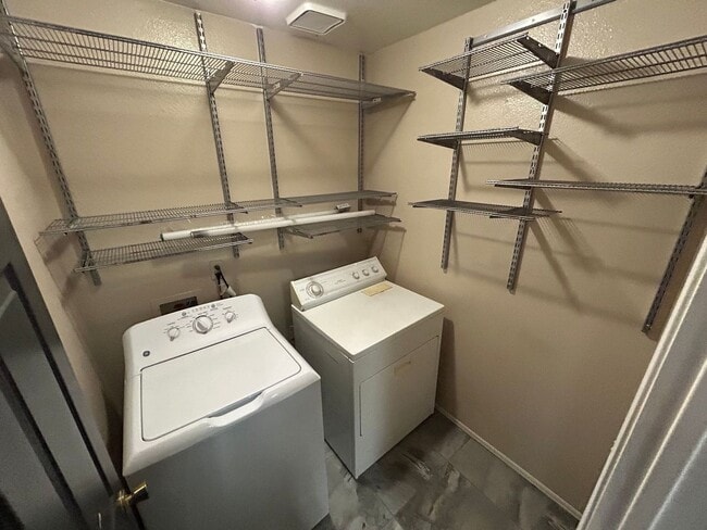 Building Photo - SMALL PET-FRIENDLY CONDO – 2 BED / 2 BATH