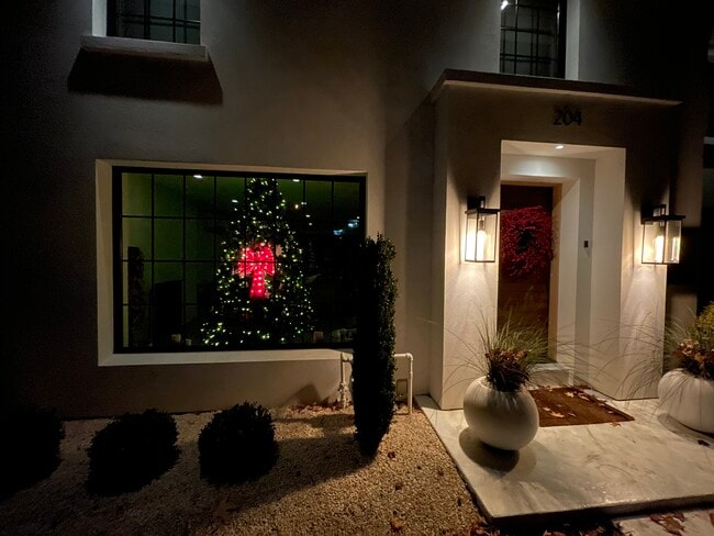 Building Photo - 204 Datura Dr