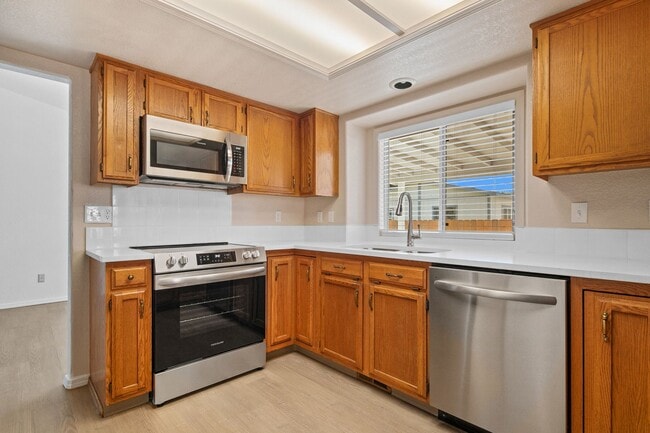 Building Photo - Lovely 3 Bedroom 2 Bath, 1350 Square Foot ...