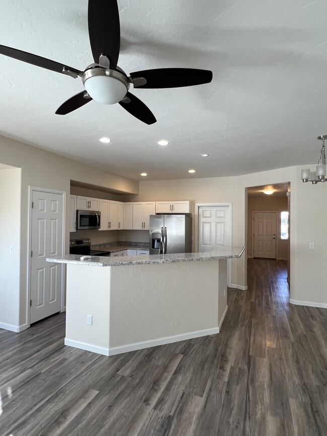 Building Photo - 615 Canyon Vista Way