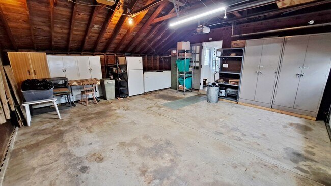 Building Photo - Fully Furnished 4 Bed / 1-1/2 Bath Single Family Home w/2 Car Garage