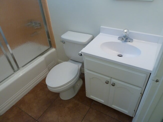 Building Photo - 457 Oak St