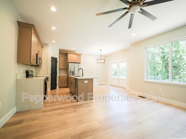Building Photo - 933 Ansel St