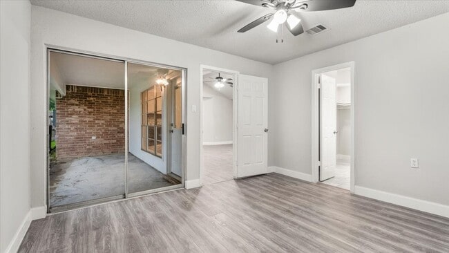 Building Photo - 10622 Highland Woods Dr