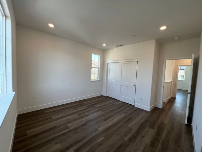 Building Photo - Gorgeous Nearly New Home With 4 Bed, 2.5 b...