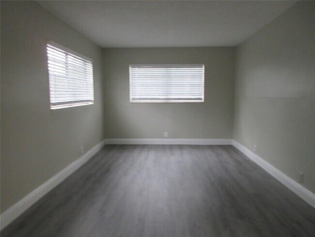 Building Photo - 4280 Woodside Dr