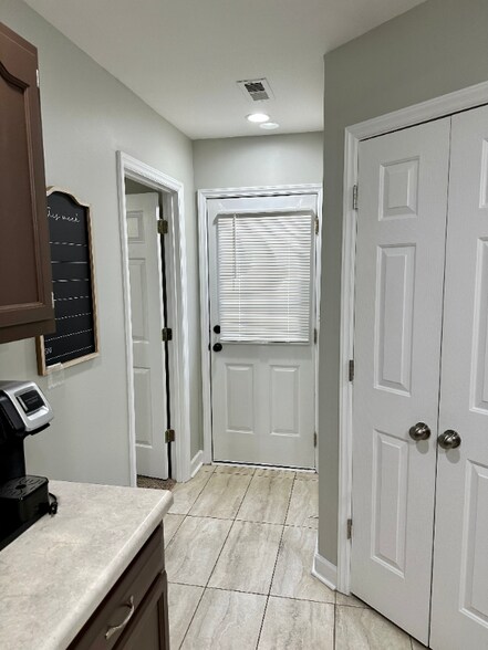 Building Photo - 1642 Thompson Dr