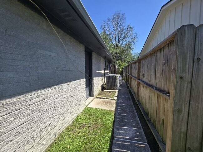 Building Photo - 1307 Cactus St