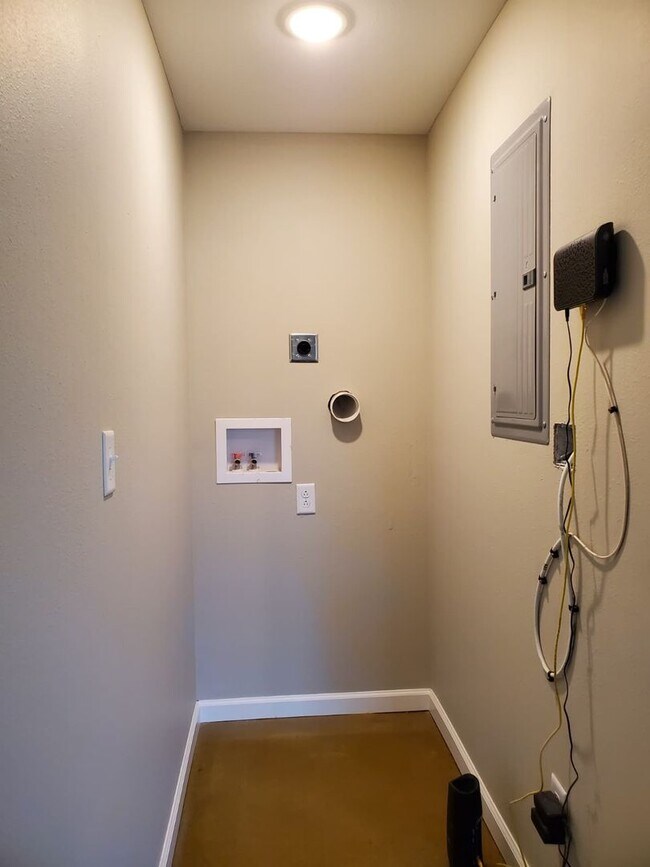 Building Photo - 3 bed, 1 bath Apartment