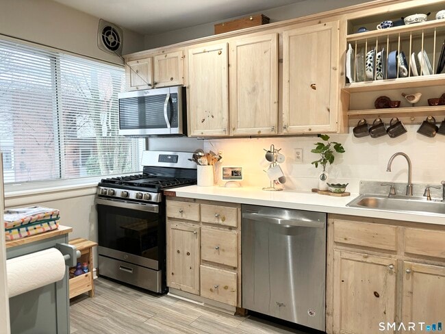 Building Photo - 208 Flax Hill Rd