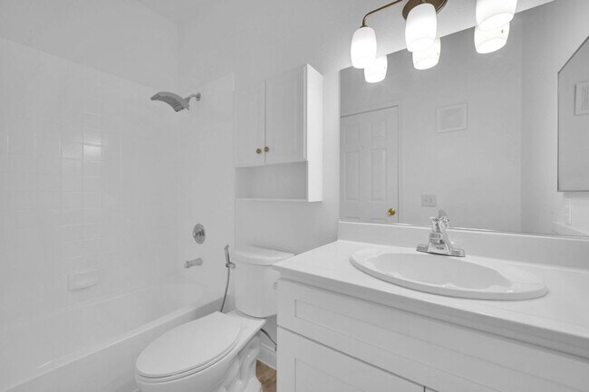 Building Photo - 2 BEDROOM 2 BATH CONDO NEW FLOORING