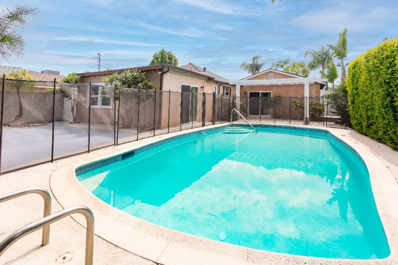 Building Photo - 326 N Naomi St