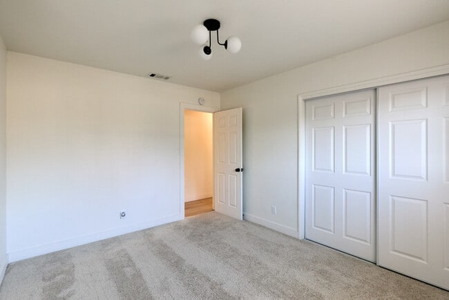 Building Photo - Modern 3 Bedroom Pool Home in Hemet