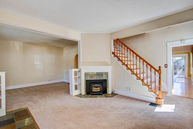 Building Photo - Charming 4BD Victorian near Downtown Color...
