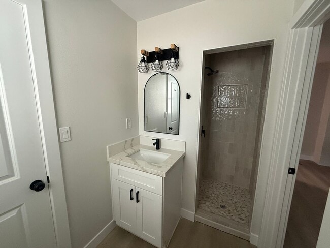 Building Photo - Newly remodeled 3 bedroom 2 bath