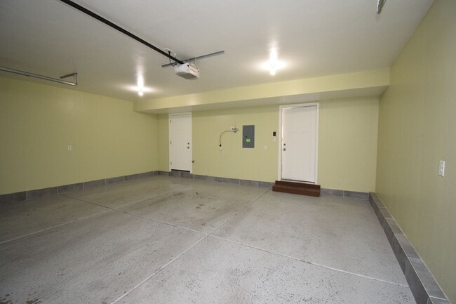 Building Photo - 4 Bed 3.5 Bath Sunny and Spacious South Jordan Corner-Lot Home with Views!