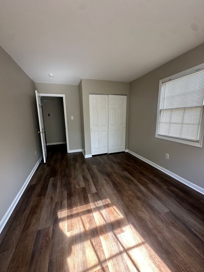 Building Photo - Cozy 2 Bedroom Condo