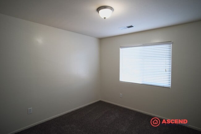 Building Photo - Stunning 2 Story Home!