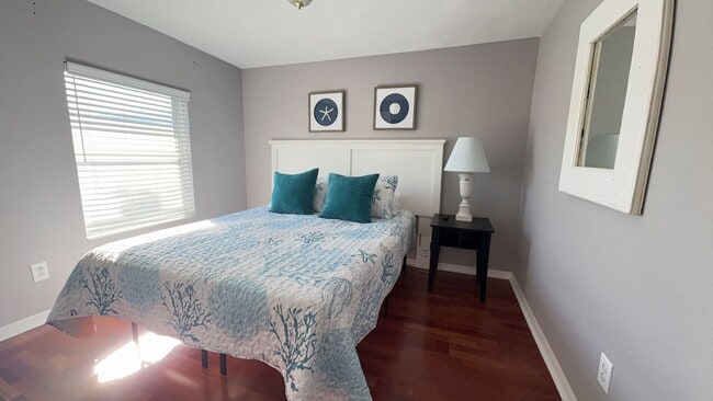 Building Photo - Fully Furnished Two Bedroom Long Term Beac...