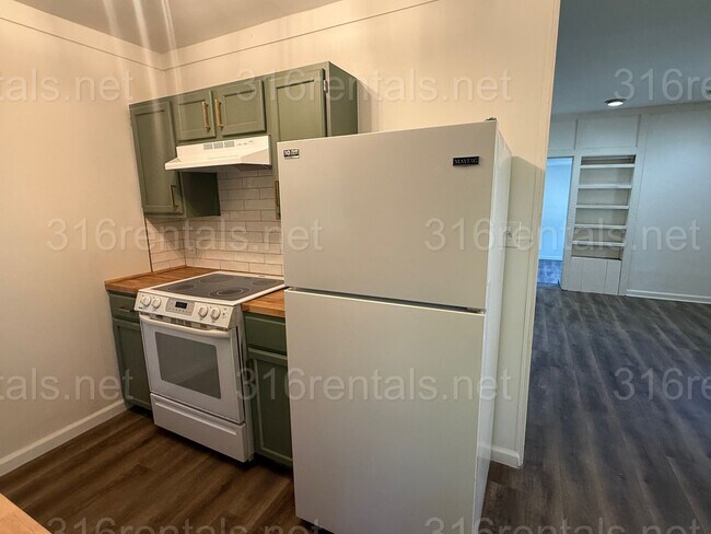 Building Photo - $1000 3 bedroom / 1 bathroom - Single Fami...